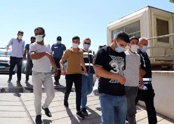 GAZİANTEP'TE DHA MUHABİRİNE SALDIRAN 4 KİŞİ ADLİYEDE GAZİANTEP'TE DHA MUHABİRİNE SALDIRAN 4 KİŞİ ADLİYEDE