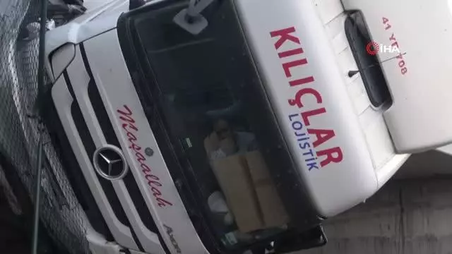 Gebze'de tır kazası...Şoför asılı kalan tırın içinde kurtarılmayı böyle bekledi Gebze'de tır kazası...Şoför asılı kalan tırın içinde kurtarılmayı böyle bekledi