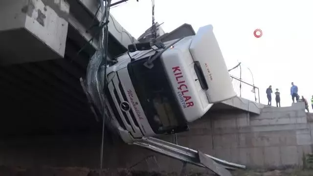 Gebze'de tır kazası...Şoför asılı kalan tırın içinde kurtarılmayı böyle bekledi Gebze'de tır kazası...Şoför asılı kalan tırın içinde kurtarılmayı böyle bekledi