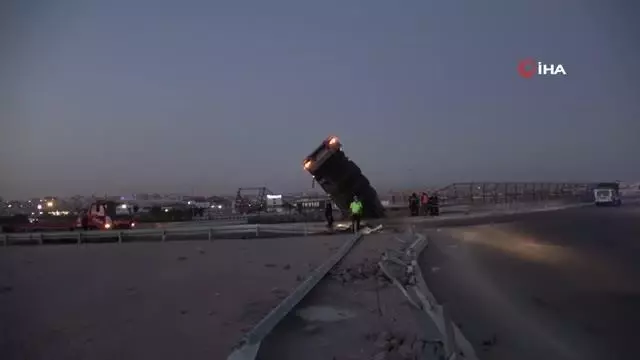 Gebze'de tır kazası...Şoför asılı kalan tırın içinde kurtarılmayı böyle bekledi Gebze'de tır kazası...Şoför asılı kalan tırın içinde kurtarılmayı böyle bekledi