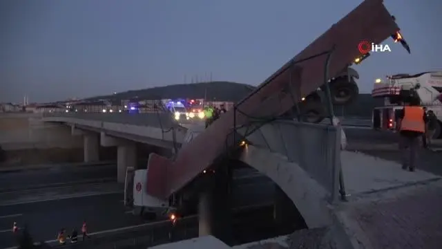Gebze'de tır kazası...Şoför asılı kalan tırın içinde kurtarılmayı böyle bekledi Gebze'de tır kazası...Şoför asılı kalan tırın içinde kurtarılmayı böyle bekledi