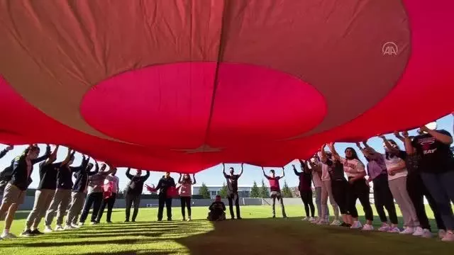 Genç milli sporculardan A Milli Futbol Takımı'na destek Genç milli sporculardan A Milli Futbol Takımı'na destek