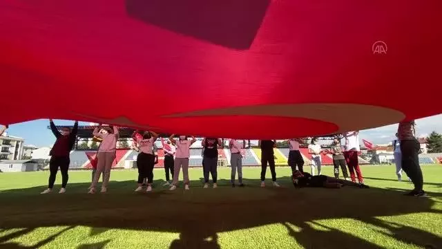 Genç milli sporculardan A Milli Futbol Takımı'na destek Genç milli sporculardan A Milli Futbol Takımı'na destek