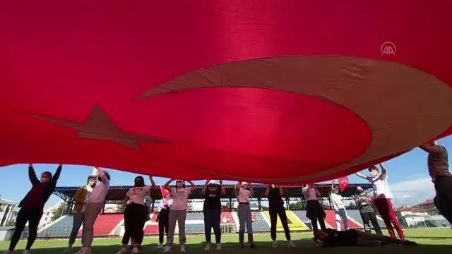 Genç milli sporculardan A Milli Futbol Takımı'na destek Genç milli sporculardan A Milli Futbol Takımı'na destek