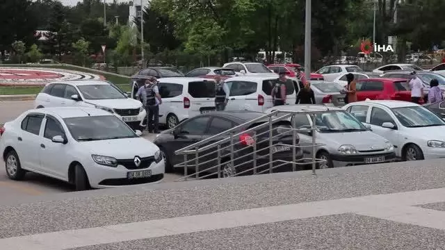 Gençler arasındaki bıçaklı kavga kanlı bitti: 2 kişi adliyeye sevk edildi Gençler arasındaki bıçaklı kavga kanlı bitti: 2 kişi adliyeye sevk edildi