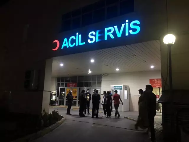 Gençler arasındaki bıçaklı kavga kanlı bitti: 2 kişi adliyeye sevk edildi Gençler arasındaki bıçaklı kavga kanlı bitti: 2 kişi adliyeye sevk edildi