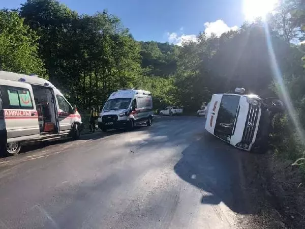 Geziden dönenleri taşıyan minibüs devrildi: 15 yaralı Geziden dönenleri taşıyan minibüs devrildi: 15 yaralı