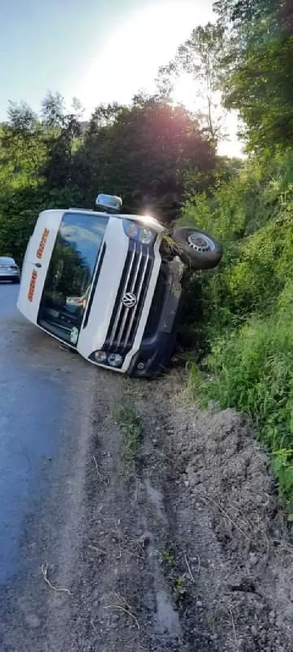 Geziden dönenleri taşıyan minibüs devrildi: 15 yaralı Geziden dönenleri taşıyan minibüs devrildi: 15 yaralı