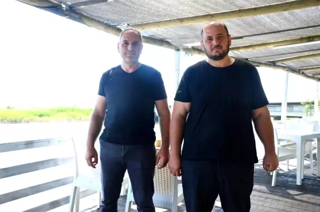 Gölde bulduğu yavru yunus bağlığını 200 metre koşarak denize bıraktı Gölde bulduğu yavru yunus bağlığını 200 metre koşarak denize bıraktı