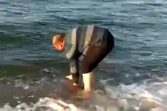 Gölde bulduğu yavru yunus bağlığını 200 metre koşarak denize bıraktı Gölde bulduğu yavru yunus bağlığını 200 metre koşarak denize bıraktı