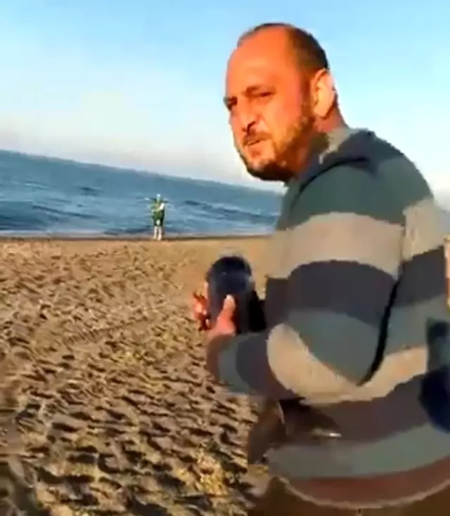 Gölde bulduğu yavru yunus bağlığını 200 metre koşarak denize bıraktı Gölde bulduğu yavru yunus bağlığını 200 metre koşarak denize bıraktı