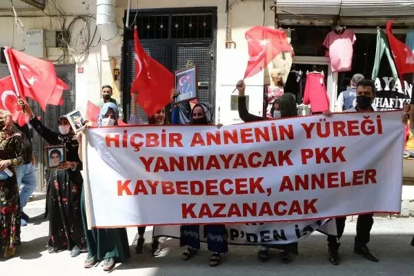 HAKKARİ'DE HDP ÖNÜNDEKİ EYLEMDE 9'UNCU HAFTA; YAVRULARIMIZI KURTARACAĞIZ HAKKARİ'DE HDP ÖNÜNDEKİ EYLEMDE 9'UNCU HAFTA; YAVRULARIMIZI KURTARACAĞIZ