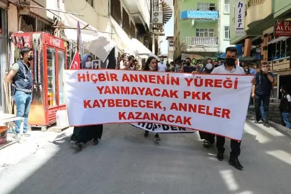HAKKARİ'DE HDP ÖNÜNDEKİ EYLEMDE 9'UNCU HAFTA; YAVRULARIMIZI KURTARACAĞIZ HAKKARİ'DE HDP ÖNÜNDEKİ EYLEMDE 9'UNCU HAFTA; YAVRULARIMIZI KURTARACAĞIZ