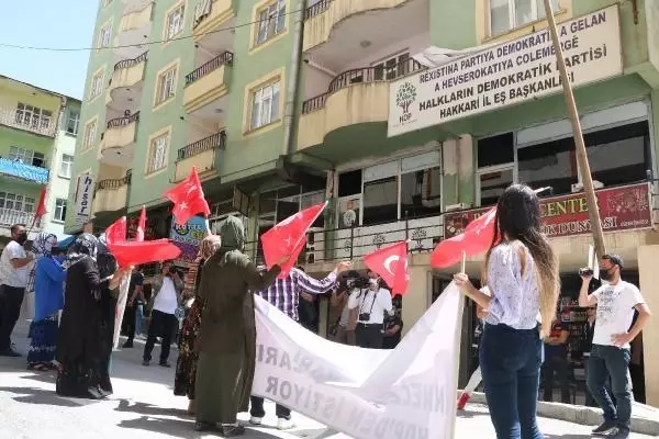 HAKKARİ'DE HDP ÖNÜNDEKİ EYLEMDE 9'UNCU HAFTA; YAVRULARIMIZI KURTARACAĞIZ HAKKARİ'DE HDP ÖNÜNDEKİ EYLEMDE 9'UNCU HAFTA; YAVRULARIMIZI KURTARACAĞIZ