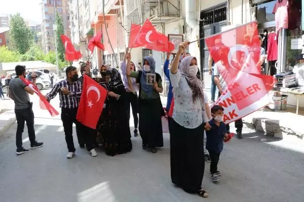 HAKKARİ'DE HDP ÖNÜNDEKİ EYLEMDE 9'UNCU HAFTA; YAVRULARIMIZI KURTARACAĞIZ HAKKARİ'DE HDP ÖNÜNDEKİ EYLEMDE 9'UNCU HAFTA; YAVRULARIMIZI KURTARACAĞIZ