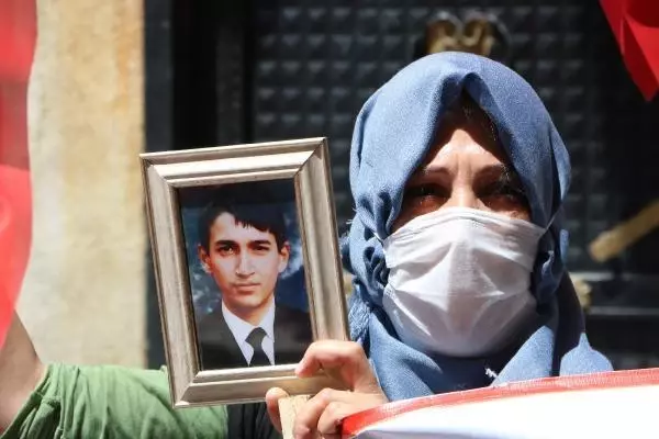 HAKKARİ'DE HDP ÖNÜNDEKİ EYLEMDE 9'UNCU HAFTA; YAVRULARIMIZI KURTARACAĞIZ HAKKARİ'DE HDP ÖNÜNDEKİ EYLEMDE 9'UNCU HAFTA; YAVRULARIMIZI KURTARACAĞIZ
