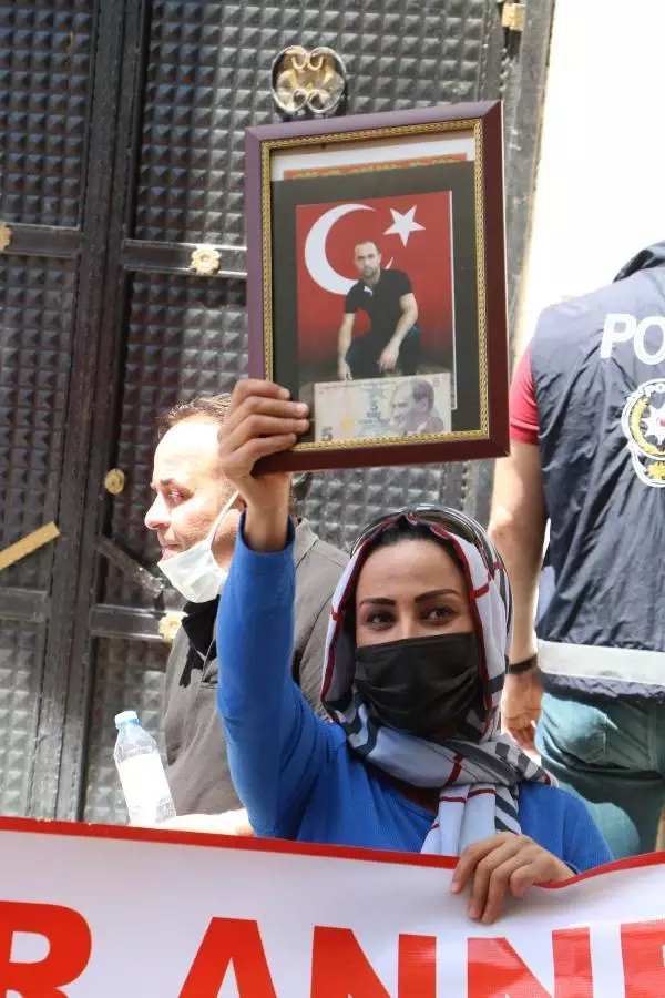 HAKKARİ'DE HDP ÖNÜNDEKİ EYLEMDE 9'UNCU HAFTA; YAVRULARIMIZI KURTARACAĞIZ HAKKARİ'DE HDP ÖNÜNDEKİ EYLEMDE 9'UNCU HAFTA; YAVRULARIMIZI KURTARACAĞIZ