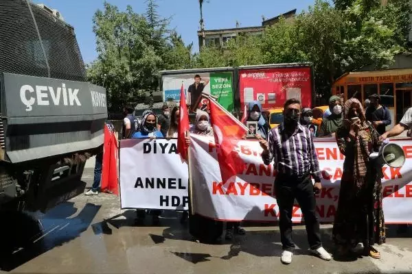 HAKKARİ'DE HDP ÖNÜNDEKİ EYLEMDE 9'UNCU HAFTA; YAVRULARIMIZI KURTARACAĞIZ HAKKARİ'DE HDP ÖNÜNDEKİ EYLEMDE 9'UNCU HAFTA; YAVRULARIMIZI KURTARACAĞIZ