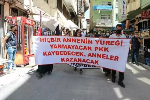 HAKKARİ'DE HDP ÖNÜNDEKİ EYLEMDE 9'UNCU HAFTA; YAVRULARIMIZI KURTARACAĞIZ HAKKARİ'DE HDP ÖNÜNDEKİ EYLEMDE 9'UNCU HAFTA; YAVRULARIMIZI KURTARACAĞIZ