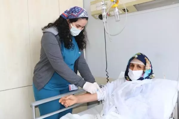 HAKKARİ'DE İLK KEZ 'UYANIK BEYİN AMELİYATI' YAPILDI HAKKARİ'DE İLK KEZ 'UYANIK BEYİN AMELİYATI' YAPILDI