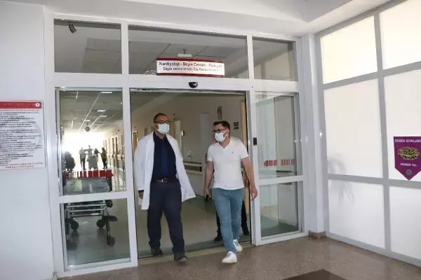 HAKKARİ'DE İLK KEZ 'UYANIK BEYİN AMELİYATI' YAPILDI HAKKARİ'DE İLK KEZ 'UYANIK BEYİN AMELİYATI' YAPILDI