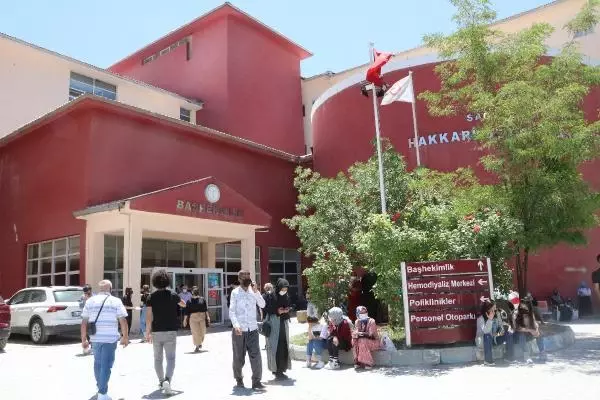 HAKKARİ'DE İLK KEZ 'UYANIK BEYİN AMELİYATI' YAPILDI HAKKARİ'DE İLK KEZ 'UYANIK BEYİN AMELİYATI' YAPILDI