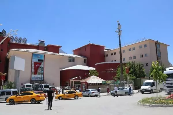 HAKKARİ'DE İLK KEZ 'UYANIK BEYİN AMELİYATI' YAPILDI HAKKARİ'DE İLK KEZ 'UYANIK BEYİN AMELİYATI' YAPILDI