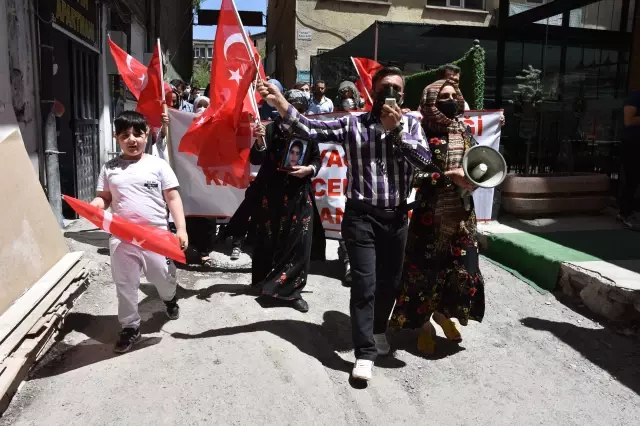 Terör mağduru aileler HDP İl Başkanlığı önünde eylem yaptı Terör mağduru aileler HDP İl Başkanlığı önünde eylem yaptı