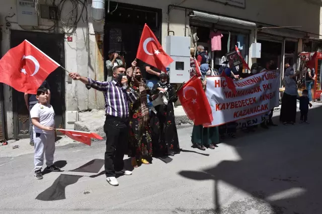 Terör mağduru aileler HDP İl Başkanlığı önünde eylem yaptı Terör mağduru aileler HDP İl Başkanlığı önünde eylem yaptı