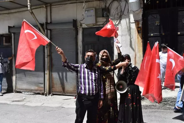 Terör mağduru aileler HDP İl Başkanlığı önünde eylem yaptı Terör mağduru aileler HDP İl Başkanlığı önünde eylem yaptı