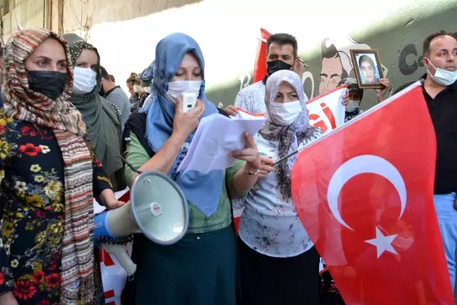 Terör mağduru aileler HDP İl Başkanlığı önünde eylem yaptı Terör mağduru aileler HDP İl Başkanlığı önünde eylem yaptı
