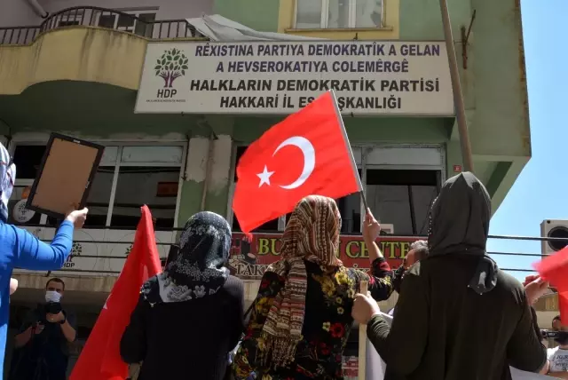 Terör mağduru aileler HDP İl Başkanlığı önünde eylem yaptı Terör mağduru aileler HDP İl Başkanlığı önünde eylem yaptı