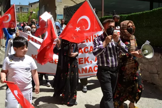 Terör mağduru aileler HDP İl Başkanlığı önünde eylem yaptı Terör mağduru aileler HDP İl Başkanlığı önünde eylem yaptı