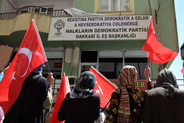 Terör mağduru aileler HDP İl Başkanlığı önünde eylem yaptı Terör mağduru aileler HDP İl Başkanlığı önünde eylem yaptı