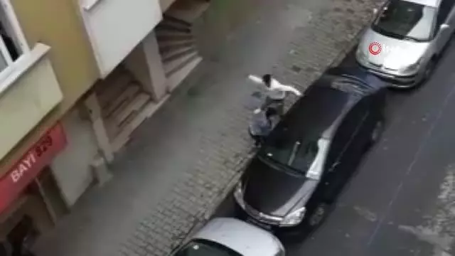 Hamile karısını sokak ortasında dövdü Hamile karısını sokak ortasında dövdü