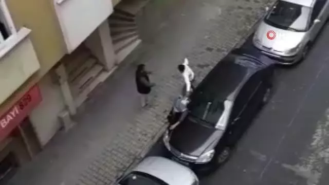Hamile karısını sokak ortasında dövdü Hamile karısını sokak ortasında dövdü
