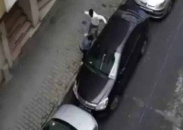 Hamile karısını sokak ortasında dövdü Hamile karısını sokak ortasında dövdü