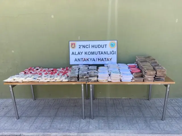 Hatay, Van ve Hakkari sınırlarında yüklü miktarda uyuşturucu madde ile sigara ele geçirildi Hatay, Van ve Hakkari sınırlarında yüklü miktarda uyuşturucu madde ile sigara ele geçirildi