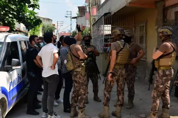 ADANA HAVAYA ATEŞ AÇTI; LİNÇ EDİLMEKTEN POLİS KURTARDI ADANA HAVAYA ATEŞ AÇTI; LİNÇ EDİLMEKTEN POLİS KURTARDI