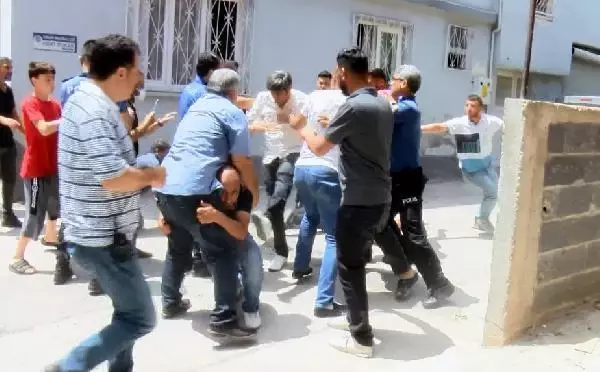 ADANA HAVAYA ATEŞ AÇTI; LİNÇ EDİLMEKTEN POLİS KURTARDI ADANA HAVAYA ATEŞ AÇTI; LİNÇ EDİLMEKTEN POLİS KURTARDI