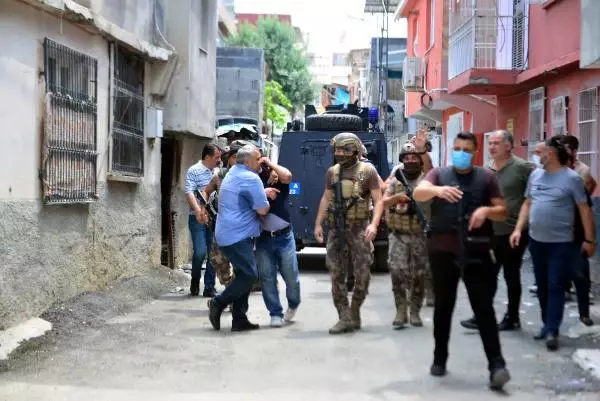 ADANA HAVAYA ATEŞ AÇTI; LİNÇ EDİLMEKTEN POLİS KURTARDI ADANA HAVAYA ATEŞ AÇTI; LİNÇ EDİLMEKTEN POLİS KURTARDI
