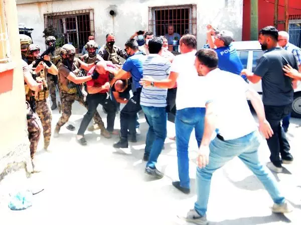 ADANA HAVAYA ATEŞ AÇTI; LİNÇ EDİLMEKTEN POLİS KURTARDI ADANA HAVAYA ATEŞ AÇTI; LİNÇ EDİLMEKTEN POLİS KURTARDI