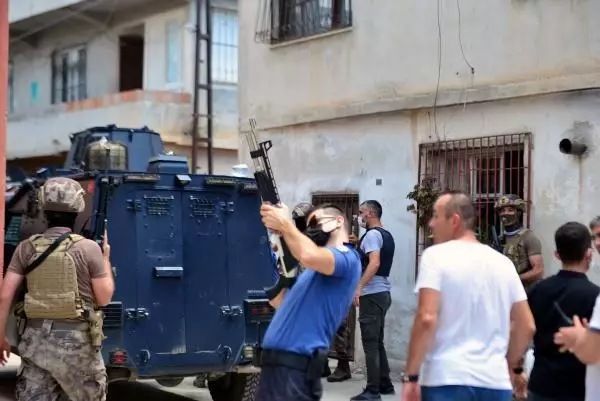 ADANA HAVAYA ATEŞ AÇTI; LİNÇ EDİLMEKTEN POLİS KURTARDI ADANA HAVAYA ATEŞ AÇTI; LİNÇ EDİLMEKTEN POLİS KURTARDI