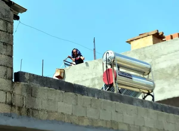 ADANA HAVAYA ATEŞ AÇTI; LİNÇ EDİLMEKTEN POLİS KURTARDI ADANA HAVAYA ATEŞ AÇTI; LİNÇ EDİLMEKTEN POLİS KURTARDI