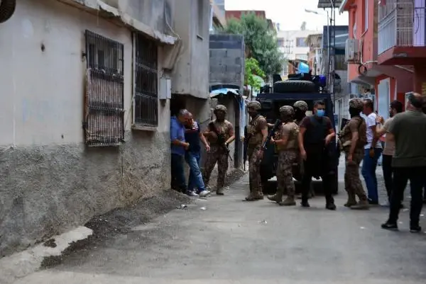 ADANA HAVAYA ATEŞ AÇTI; LİNÇ EDİLMEKTEN POLİS KURTARDI ADANA HAVAYA ATEŞ AÇTI; LİNÇ EDİLMEKTEN POLİS KURTARDI