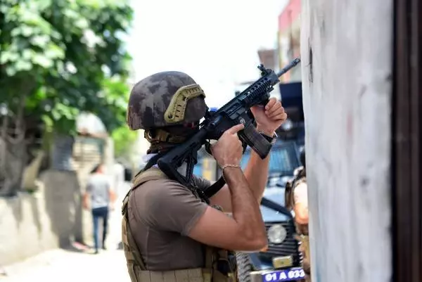 ADANA HAVAYA ATEŞ AÇTI; LİNÇ EDİLMEKTEN POLİS KURTARDI ADANA HAVAYA ATEŞ AÇTI; LİNÇ EDİLMEKTEN POLİS KURTARDI