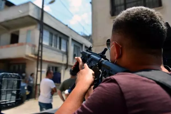 ADANA HAVAYA ATEŞ AÇTI; LİNÇ EDİLMEKTEN POLİS KURTARDI ADANA HAVAYA ATEŞ AÇTI; LİNÇ EDİLMEKTEN POLİS KURTARDI