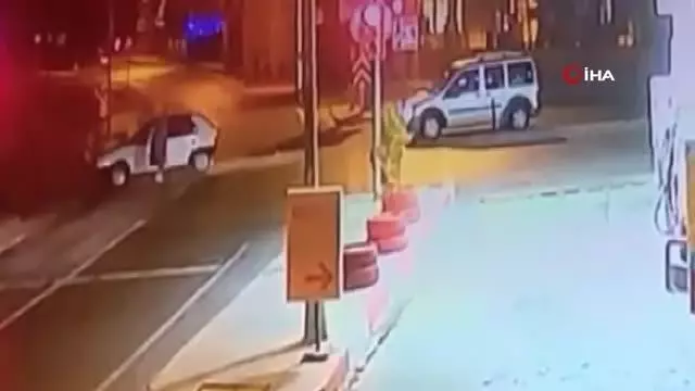 Kırmızı ışıkta duran araca çarptı, tekme tokat sürücüyü yumrukladı Kırmızı ışıkta duran araca çarptı, tekme tokat sürücüyü yumrukladı