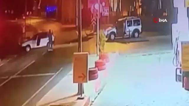 Kırmızı ışıkta duran araca çarptı, tekme tokat sürücüyü yumrukladı Kırmızı ışıkta duran araca çarptı, tekme tokat sürücüyü yumrukladı