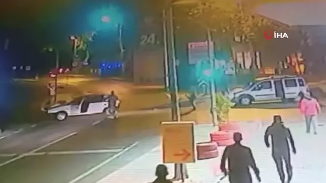 Kırmızı ışıkta duran araca çarptı, tekme tokat sürücüyü yumrukladı Kırmızı ışıkta duran araca çarptı, tekme tokat sürücüyü yumrukladı